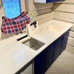 Кухонная столешница с пристеночным бортиком из кварцевого агломерата изготовлено в правила камня