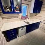 Кухонная столешница с пристеночным бортиком из кварцевого агломерата изготовлено в правила камня