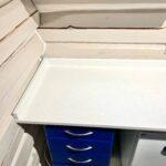 Кухонная столешница с пристеночным бортиком из кварцевого агломерата изготовлено в правила камня