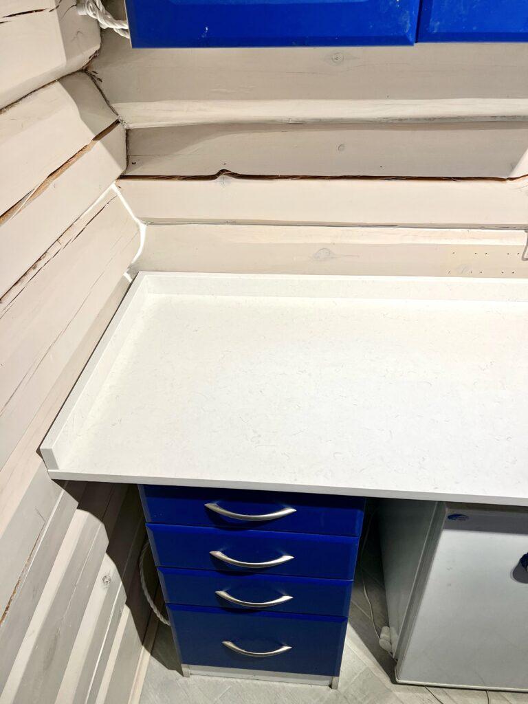 Кухонная столешница с пристеночным бортиком из кварцевого агломерата изготовлено в правила камня