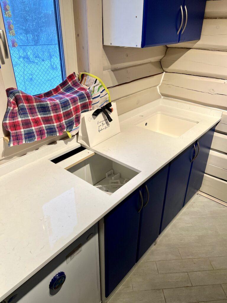 Кухонная столешница с пристеночным бортиком из кварцевого агломерата изготовлено в правила камня