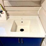 Кухонная столешница с пристеночным бортиком из кварцевого агломерата изготовлено в правила камня