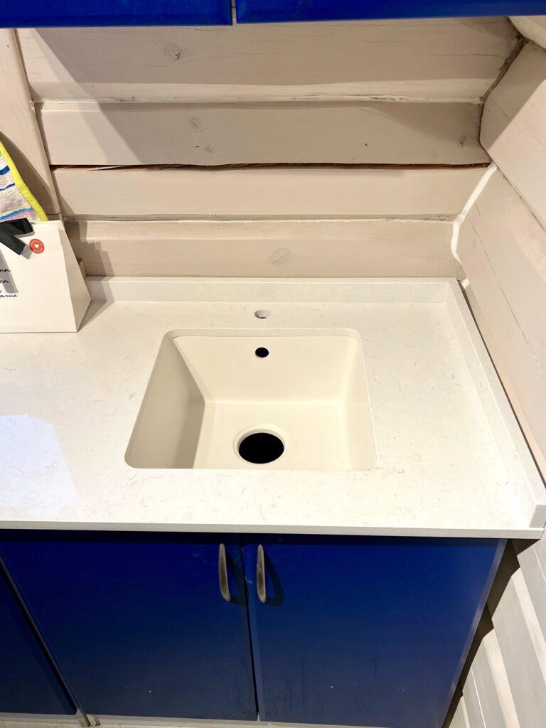 Кухонная столешница с пристеночным бортиком из кварцевого агломерата изготовлено в правила камня