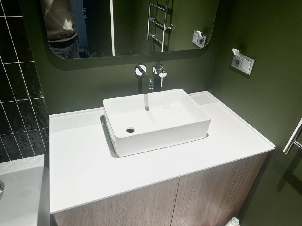 Столешница с пристенным плинтусом в ванную комнату изготовлено в правила камня