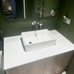 Столешница с пристенным плинтусом в ванную комнату изготовлено в правила камня