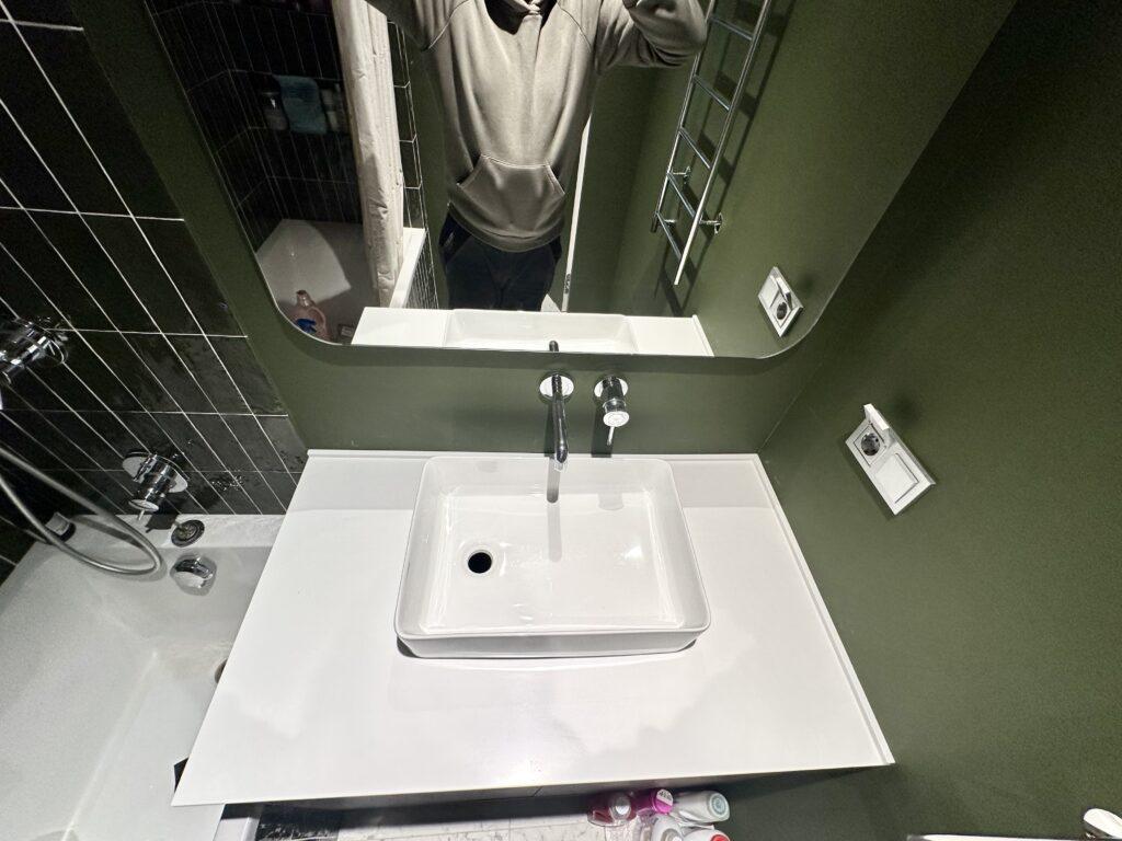 Столешница с пристенным плинтусом в ванную комнату изготовлено в правила камня