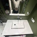 Столешница с пристенным плинтусом в ванную комнату изготовлено в правила камня