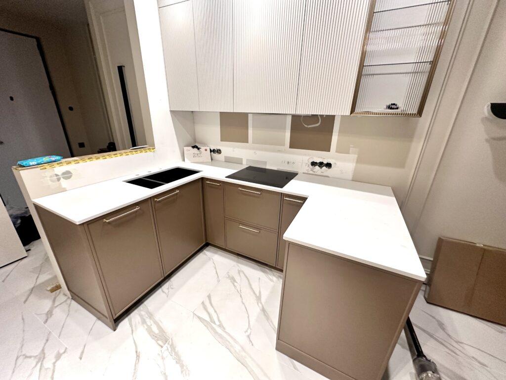 П-образная столешница на кухню изготовлено в правила камня