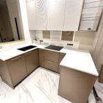 П-образная столешница на кухню изготовлено в правила камня