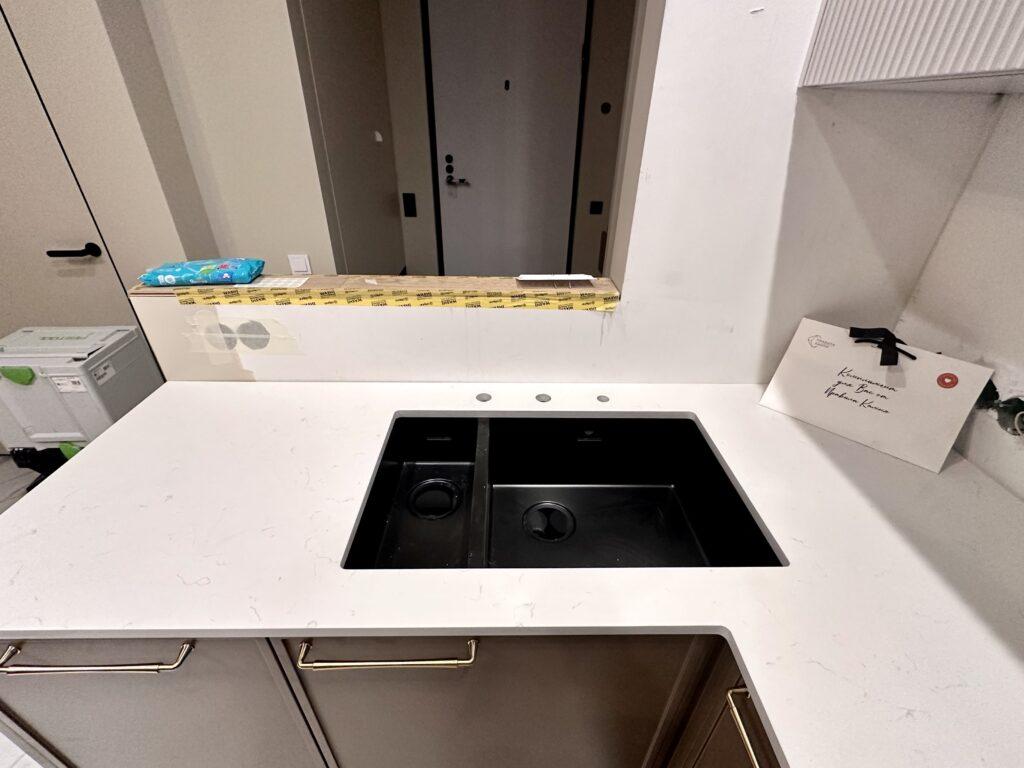 П-образная столешница на кухню изготовлено в правила камня