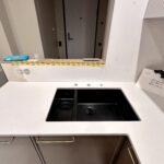 П-образная столешница на кухню изготовлено в правила камня