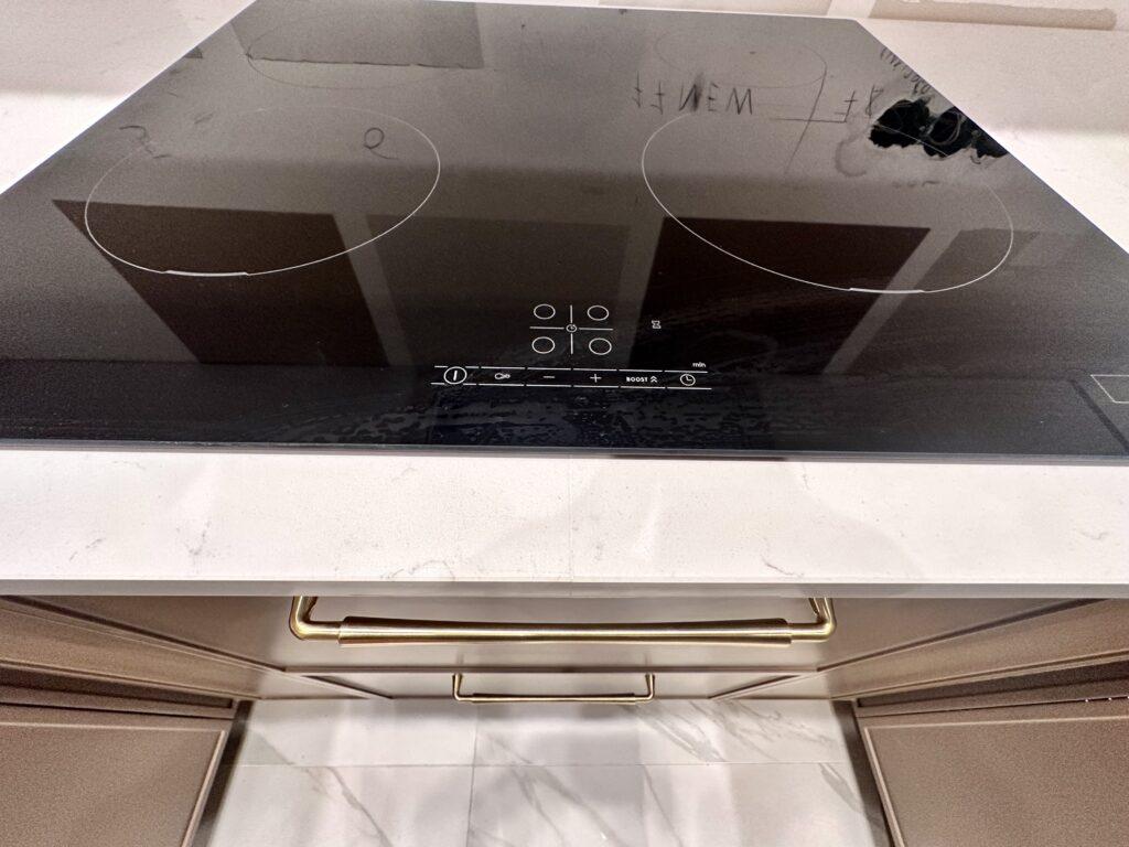 П-образная столешница на кухню изготовлено в правила камня