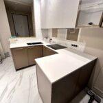 П-образная столешница на кухню изготовлено в правила камня