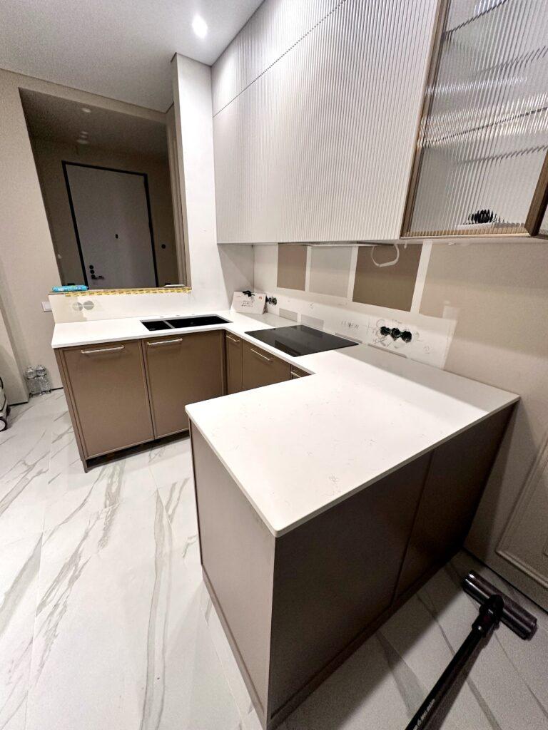 П-образная столешница на кухню изготовлено в правила камня