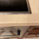 П-образная столешница из кварцевого агломерата изготовлено в правила камня