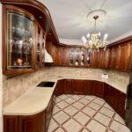 П-образная столешница из кварцевого агломерата изготовлено в правила камня