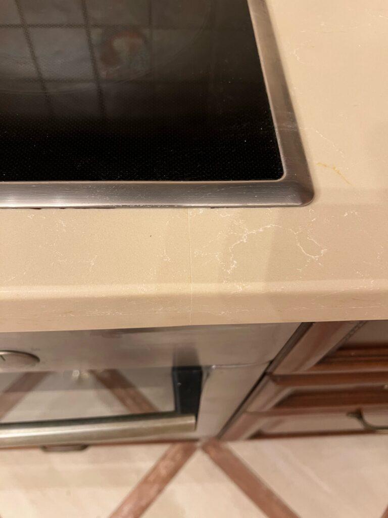 П-образная столешница из кварцевого агломерата изготовлено в правила камня