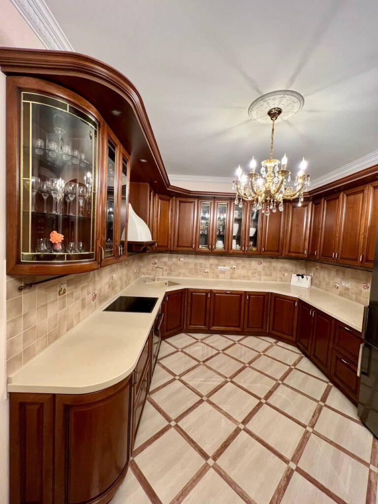 П-образная столешница из кварцевого агломерата изготовлено в правила камня