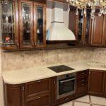 П-образная столешница из кварцевого агломерата изготовлено в правила камня