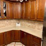 П-образная столешница из кварцевого агломерата изготовлено в правила камня