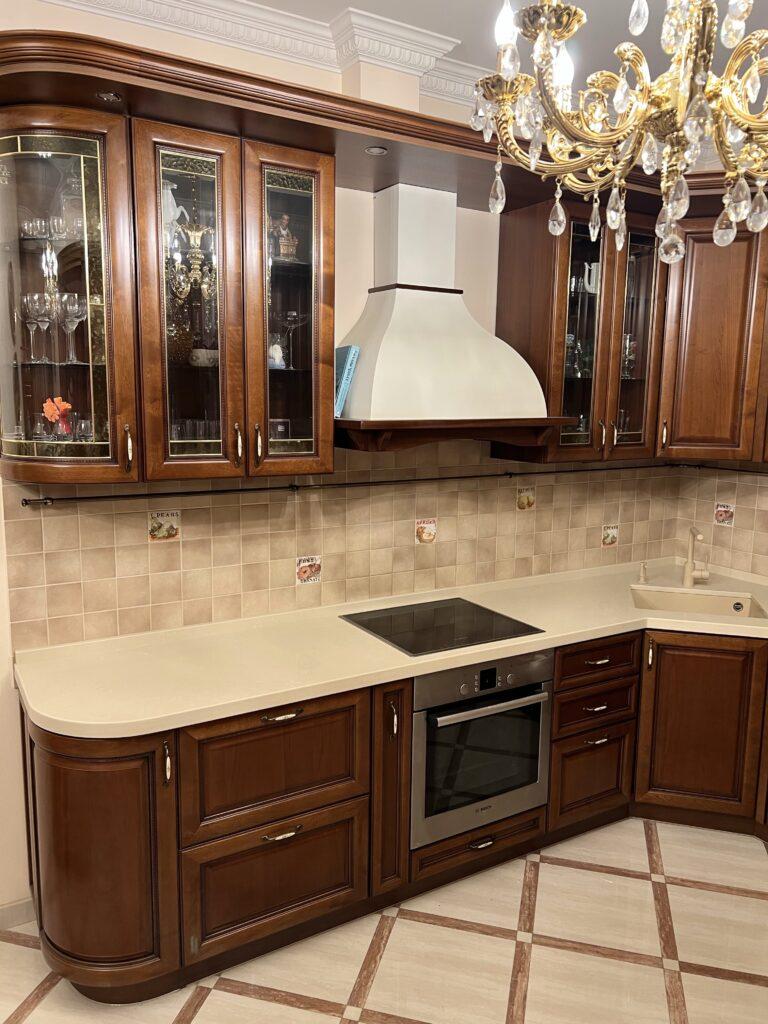 П-образная столешница из кварцевого агломерата изготовлено в правила камня