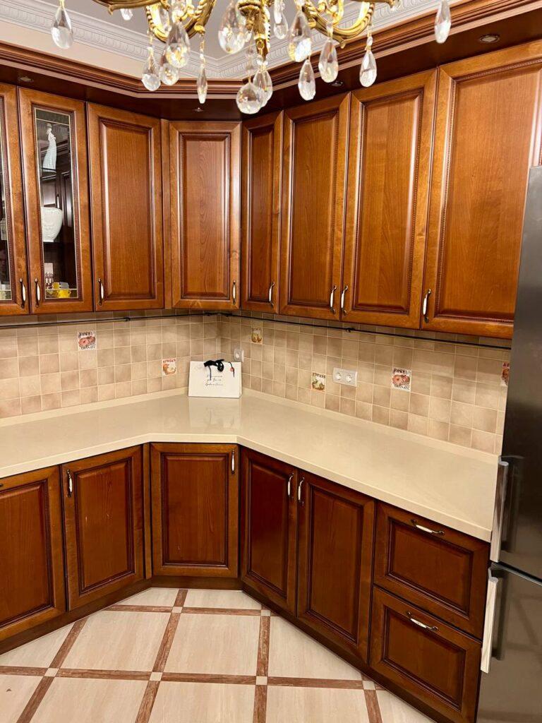 П-образная столешница из кварцевого агломерата изготовлено в правила камня