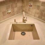 П-образная столешница из кварцевого агломерата изготовлено в правила камня