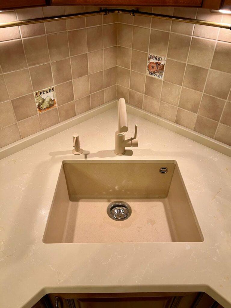 П-образная столешница из кварцевого агломерата изготовлено в правила камня