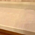 П-образная столешница из кварцевого агломерата изготовлено в правила камня