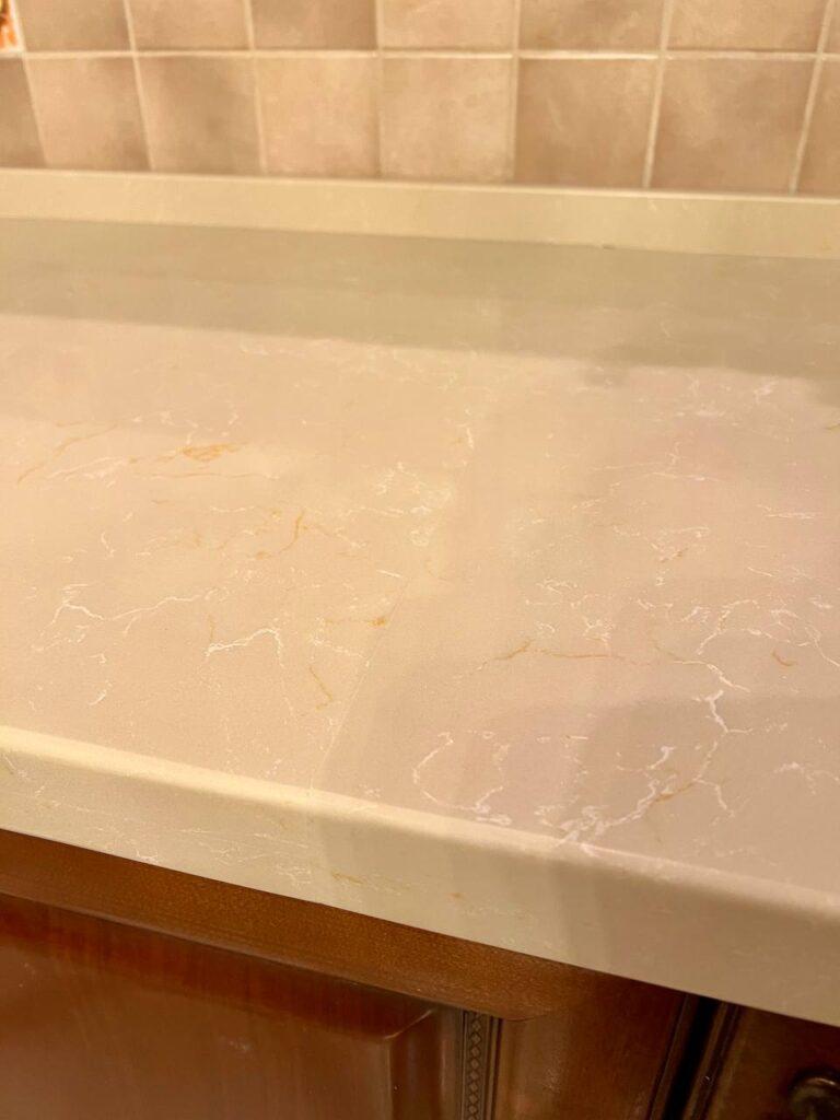 П-образная столешница из кварцевого агломерата изготовлено в правила камня